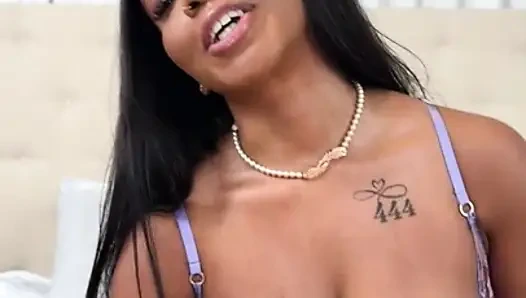 İri göğüslü tanrıça Lily Starfire iyi bir amcık sikişiyle kendini tatmin ediyor