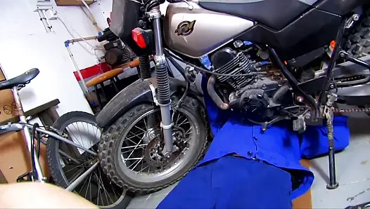 Auto-mechaniker fickt sie hart