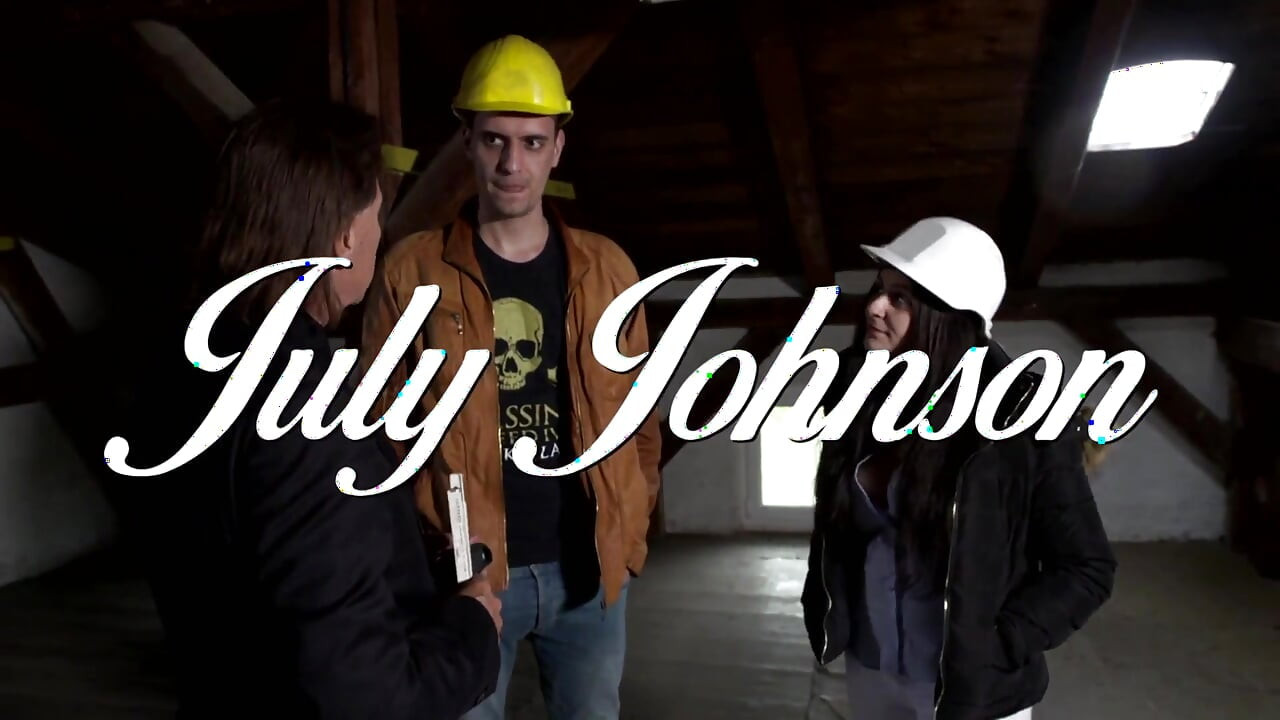 Aranyos nagy mellű barna összetörte és a mellére permetezte