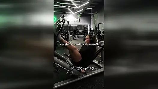 Tiktok live gym gangbang: 5 orang asing membuahi memek 18 tahun
