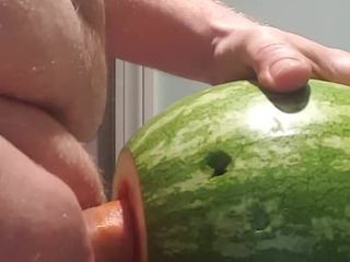 Großer dicker junger Schwanz knallt Wassermelone