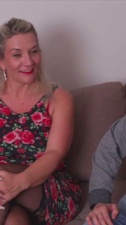 Cuckold Fuickers saksalainen äiti panee vierasta | Osa 1