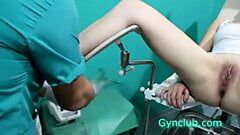 Fată goală la recepție la ginecolog (ginecolog)