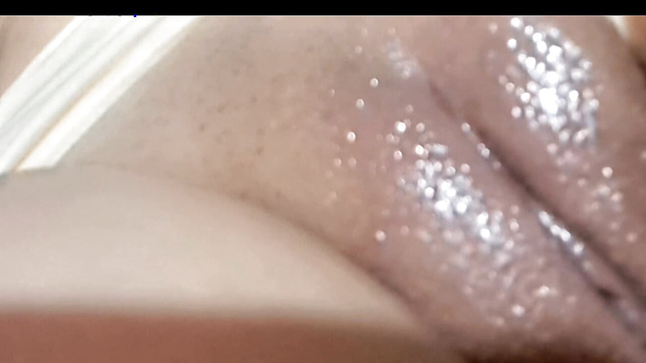 Ik keek toe hoe ze masturbeerde, toen kwam ik van achteren naar haar toe en neukte haar in haar kont.