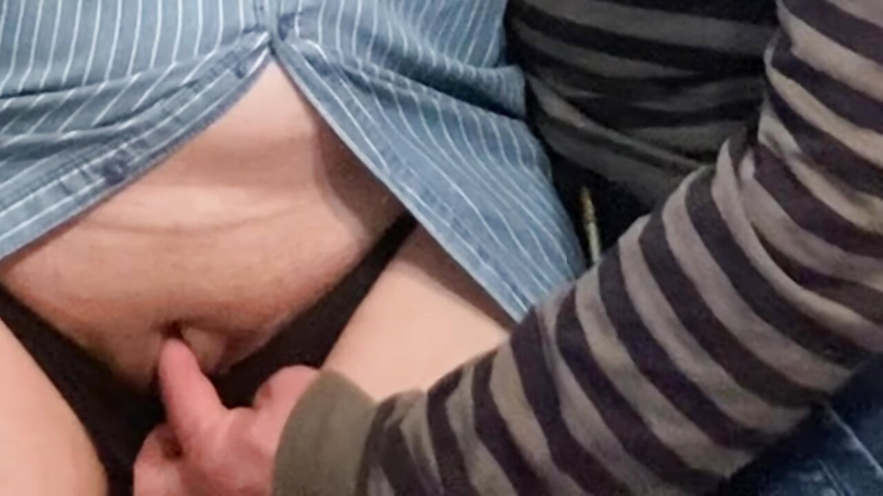 Die klebrigen finger eines zufälligen fremden unter dem kleid
