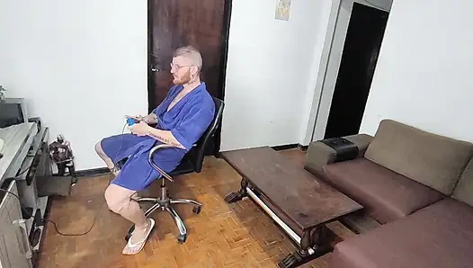 играла, моя мачеха пришла, соблазнила меня, а я ее горячая