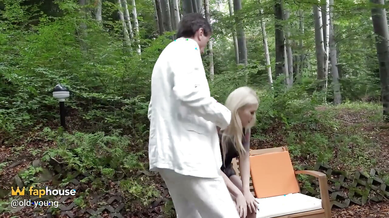 숲 벤치에서 문신을 한 금발을 따먹는 섹스 치료사
