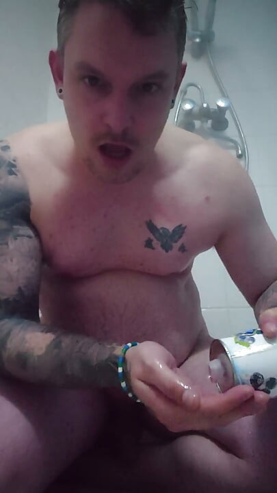 Seksi medvjedi u tuširanju. Analna igra.