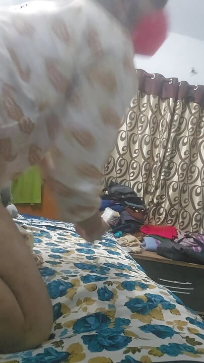 Bagal wali chhat se Padosan ki bra, panty & suit churake muth maara or sexy toy ke sath maze kiye