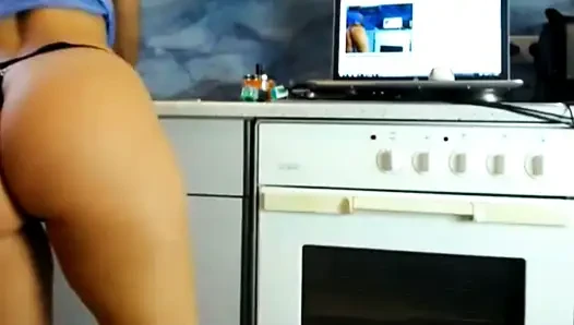Verführerische G-string necken: Schau zu, wie sexydea ihre verführerischen kurven zur schau stellt