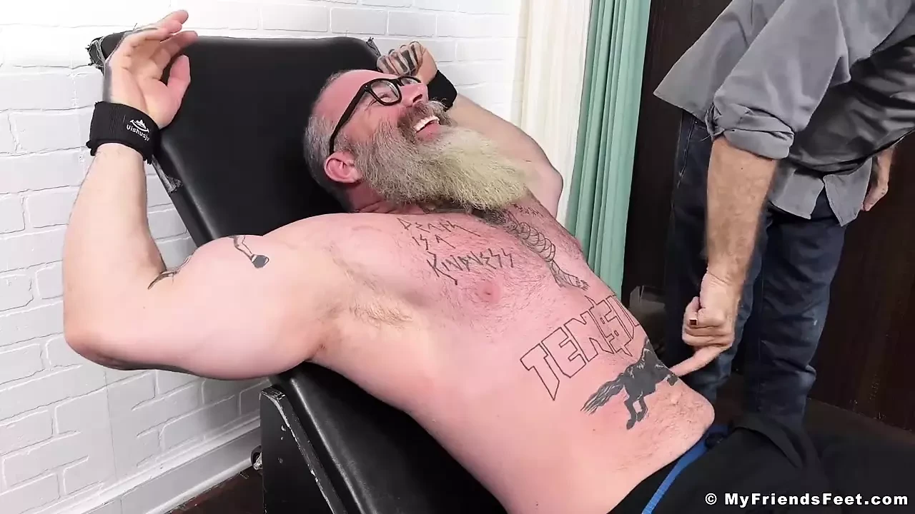 MyfriendsFeet: getatoeëerde Rick krijgt de kans om op de speciale Devs-stoel te zitten