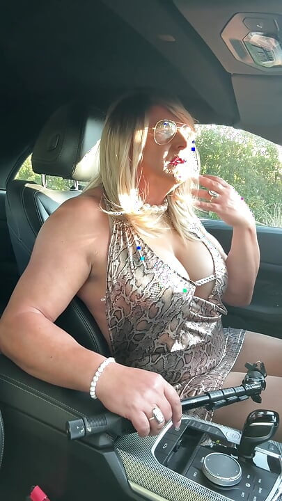 Seksi transvestit kellycd2022 u zlatnoj sjajnoj haljini sa životinjskim uzorkom i štiklama u najlonkama