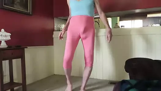 Deriyi saran spandeks taytlı crossdresser.