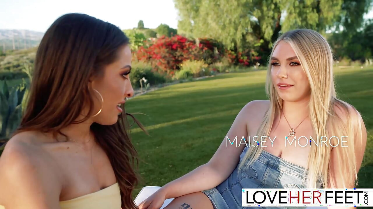 Selvagem buceta ao ar livre com gatas Maisey Monroe e Alexis James
