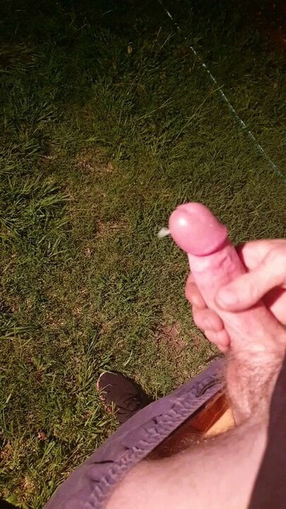 Str8 Aussie guy wanking outdoors