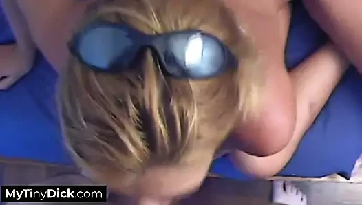 Ein blowjob am frühen morgen mit kleinem schwanz von einem geilen schätzchen