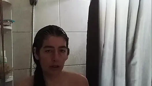 Orta yaşlı seksi kadın duş alıyor