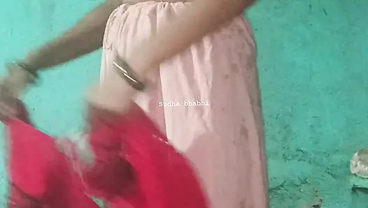 Sudha bhabhi ne saree wearing sudha bhabhi ne saare undressed kar rakh de.