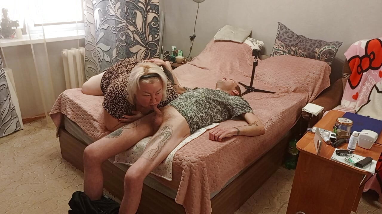 Мачуха робить мінет, щоб отримати повний рот сперми