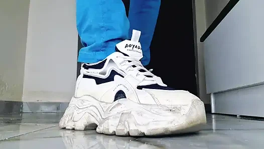 Nach einem langen Spaziergang in Turnschuhen sind meine Füße verschwitzt. Es ist zeit für eine fußmassage von meiner devoten.