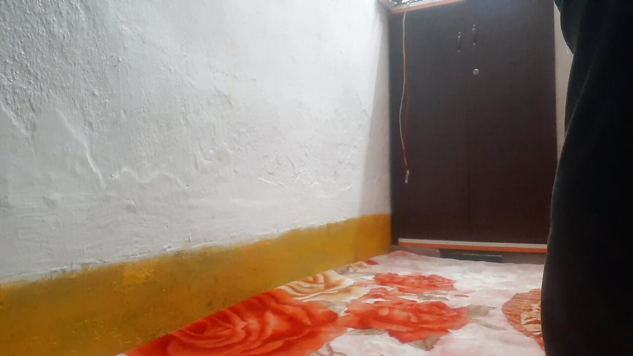 Wanita bertetek besar saree merah berkongkek