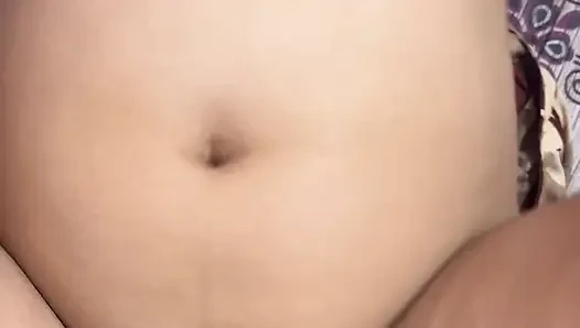 Üvey anne işe gitmeden önce üvey oğlunun ilk seksi için eğiliyor