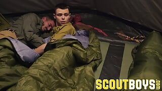 ScoutBoys Scout twink Oliver James i bud skradają się namiot seks na oklep