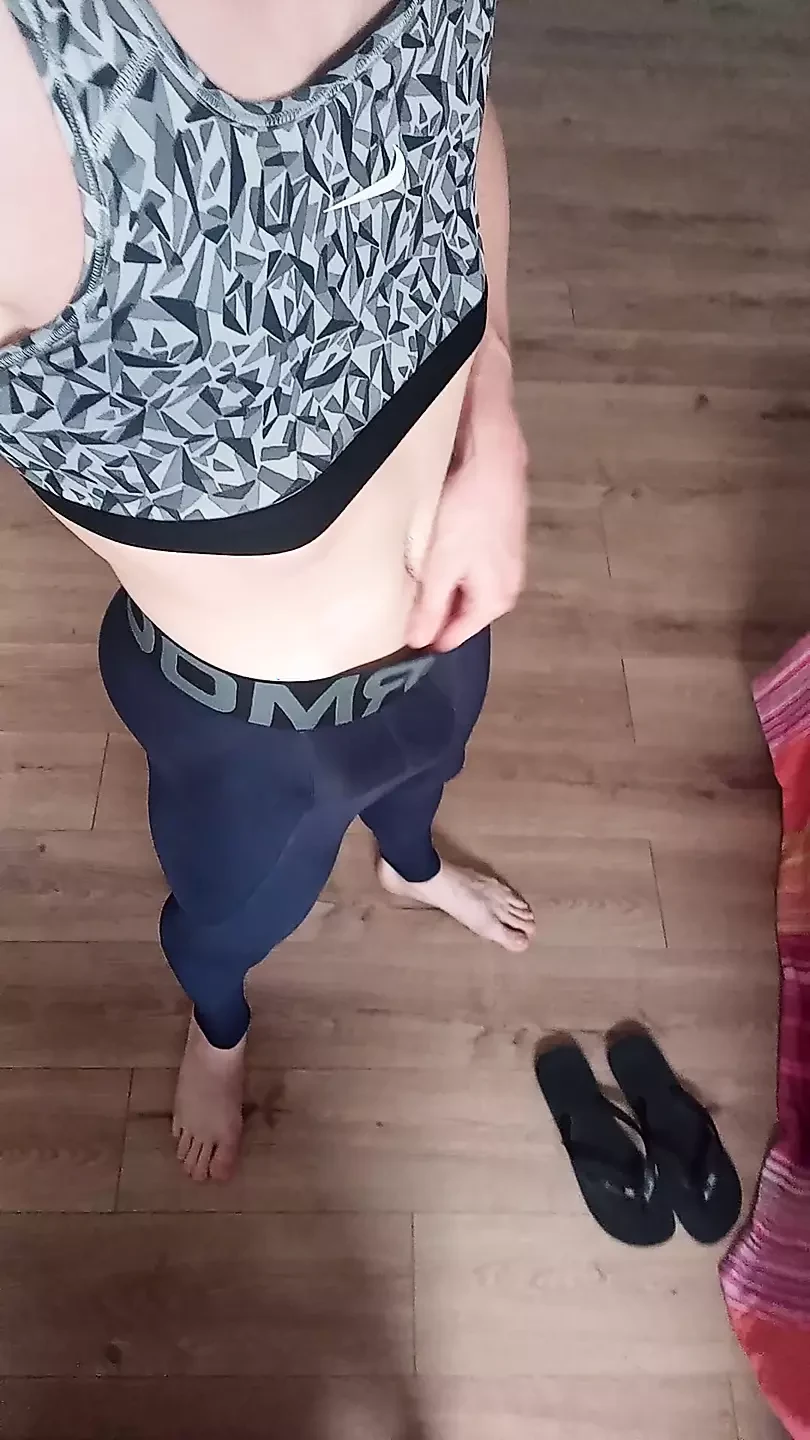 Maricas Twink Crossdresser em jeans e top crop muda para calças justas e sutiã esportivo para masturbação em close-up