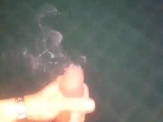 Un breve clip de eyaculación bajo el agua en la piscina.