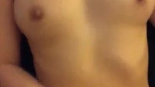 Versautes asiatisches Mädchen mit hüpfenden Titten