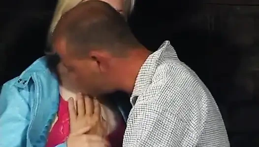 Memek becek gadis remaja rambut pirang dijilat dan dientot pakai sepatu hak tinggi