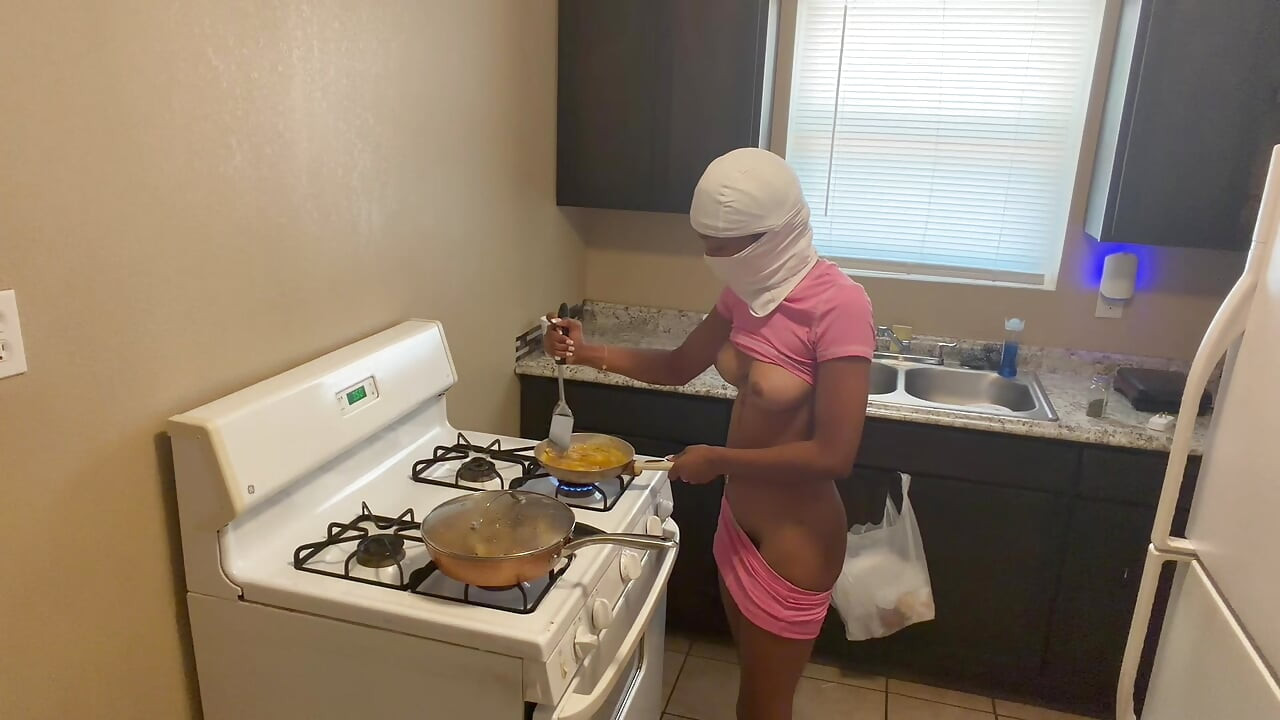 Hot babe naked making breakfast for her boyfriend m