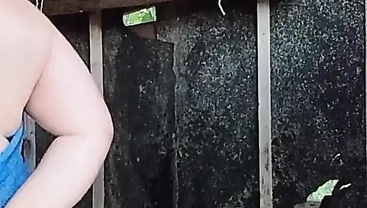 Düzgün vücutlu bir kızın sokakta kendini yıkamasını izliyorum.