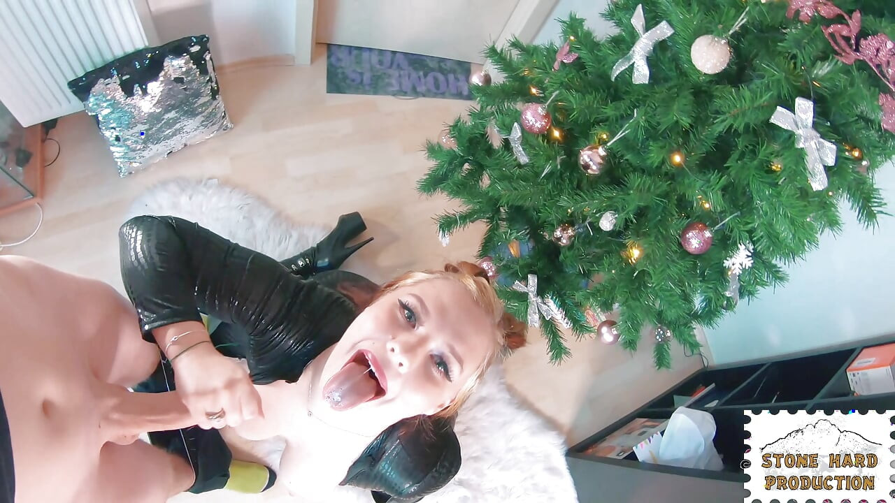 Dama u lateks catsuitu puši mi kurac