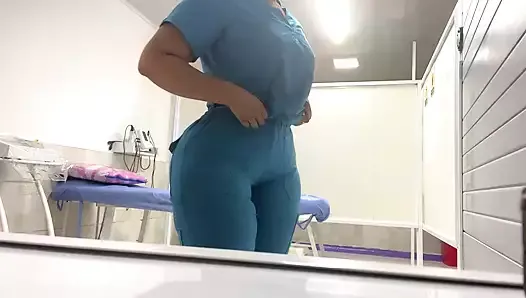 Красивая выгравированная задница медсестры (жопа толстушки)