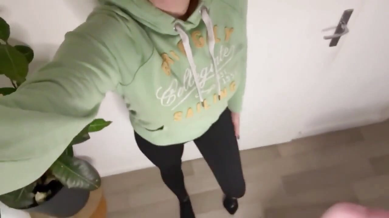 POV Diese Kleine Schlampe Lutscht Meinen Schwanz, Macht Einen Footjob Und Einen Tittenjob Und Bekommt Einen Sperma-shot