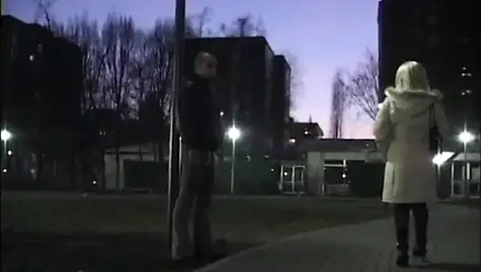 Blonde milf fickt muschi, leckt in dogging-position ... in den mund kommen