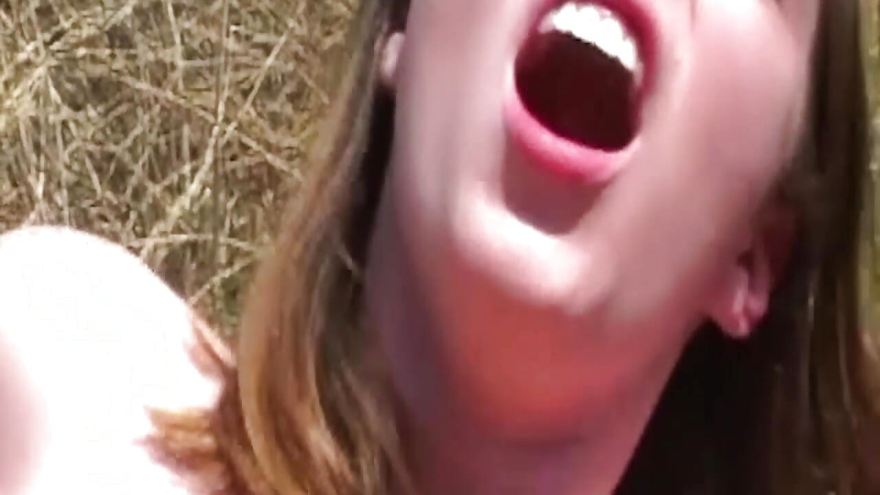 Rijpe blonde milf neemt pik diep in vrachtwagen