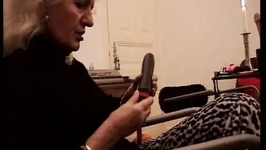 Cewek seksi jerman rambut pirang lagi asik muasin memeknya pakai mainan seks dan ngentot sama pasangan sange