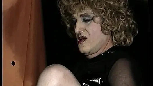 Chubby German MILF Makes Crosdresser Cum