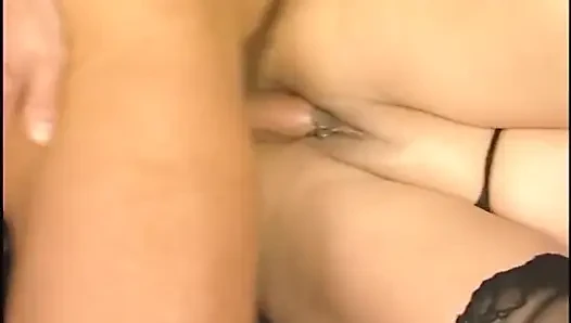 Frau mit dickem arsch auf der ledercouch gebohrt