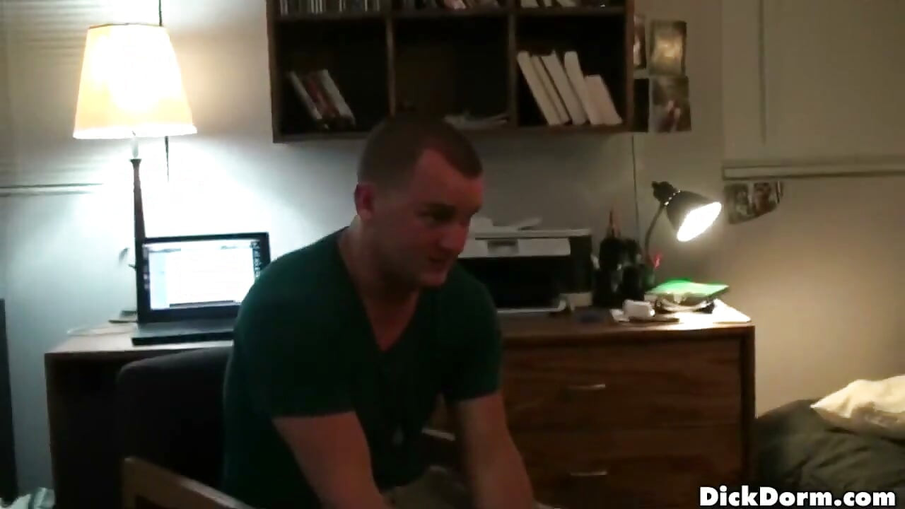Reality dudes - Robert hace un orgasmo de mientras desafían a sus compañeros de cuarto a poner pollas en bollo de mostaza ketchup esta noche