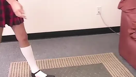 Asyalı üniversiteli kız Kitty tıraşlı amcığını yalatıyor ve sikiliyor