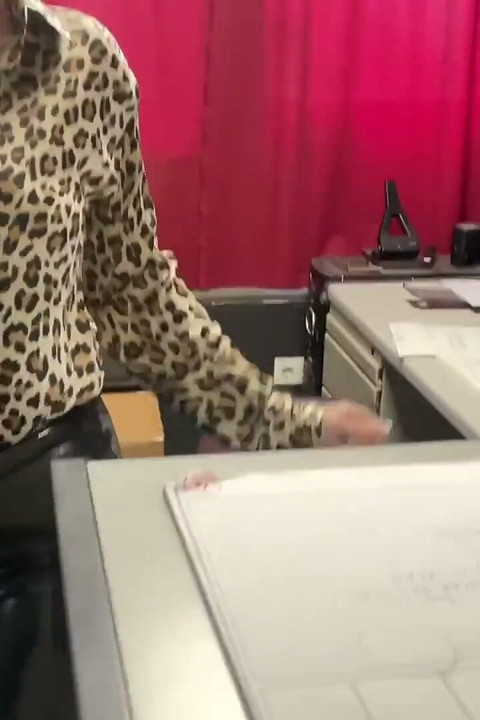 ¡Jefe cachondo folla a su aprendiz en el trabajo!