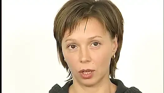 Телочка-брюнетка трет ее мокрую киску на кастинге