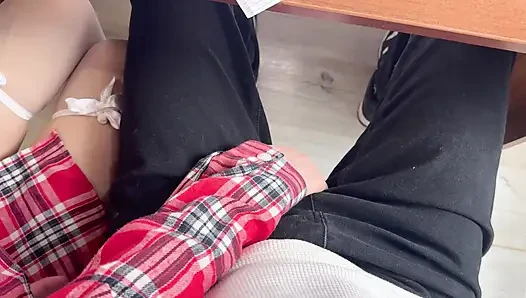 Мой одноклассник 18+ вдруг девушка начала дрочить мой хуй прямо в классе.