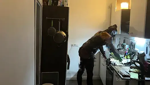 Mutfak fetişi fışkırtma çılgınlığı - olgun sürtükler her yere sırılsıklam