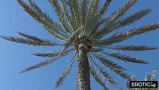 İki kız arkadaş, tatil tanıdıklarının bagajını emiyor