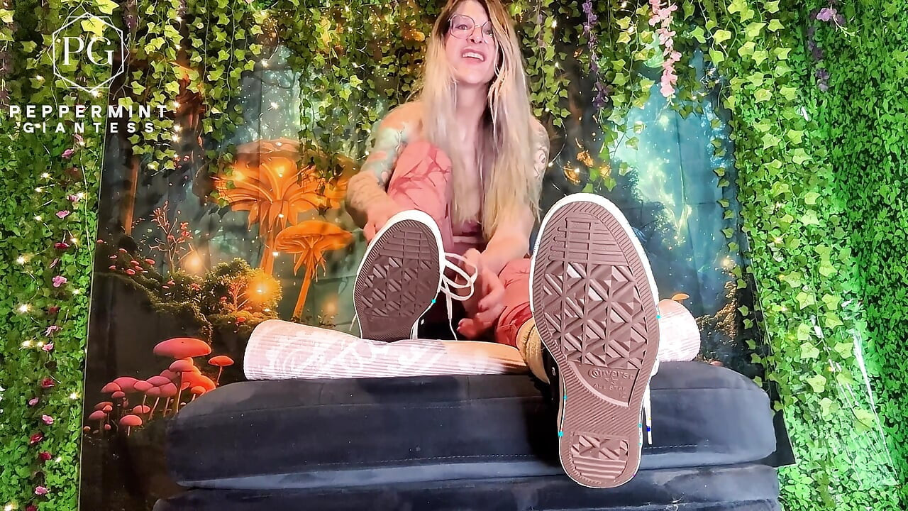 67 Mean, belle-mère amazone après une domination en yoga, taille 16 pieds - chaussures en sueur et chaussettes