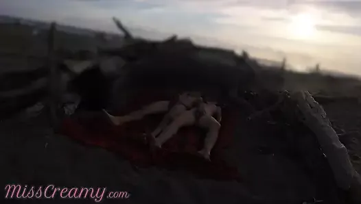 Des inconnus ont surpris ma femme en train de toucher et de masturber ma bite sur une plage de nudistes publique avec éjaculation - misscreamy